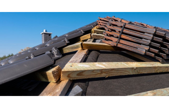 top corner of tiled roof with exposed battens