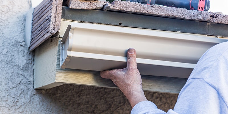 gutter being fitted onto fasica